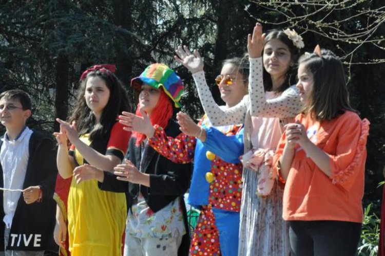 Децата на Кърджали посрещнаха пролетта с карнавал