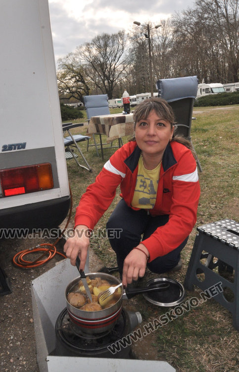 Семейство обиколи 40 държави с кемпер
