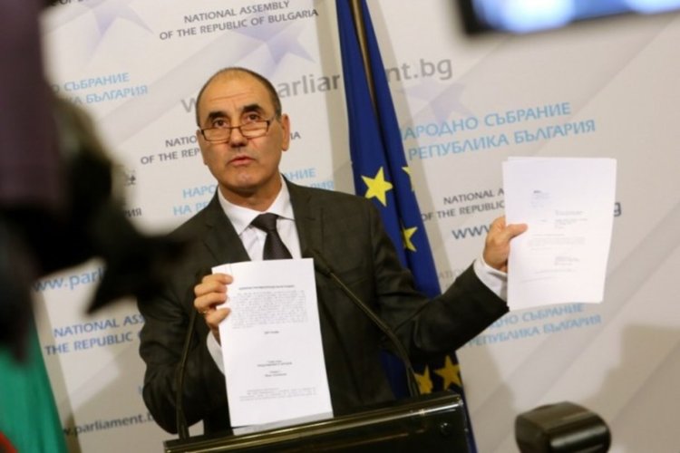 Пародия: Цветанов подава оставка, за да запази властта си