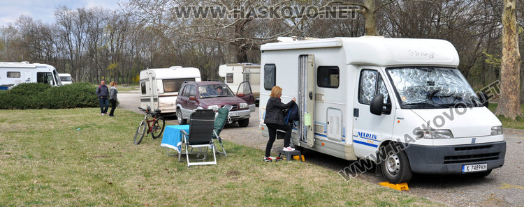 Семейство обиколи 40 държави с кемпер