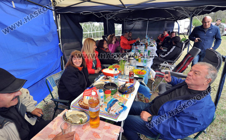 Семейство обиколи 40 държави с кемпер