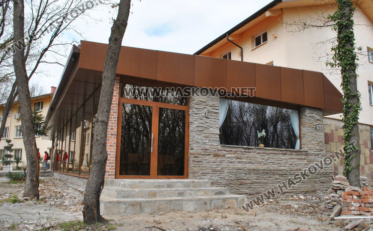 Разширението пред хотела