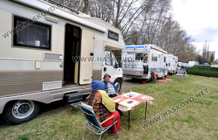Семейство обиколи 40 държави с кемпер