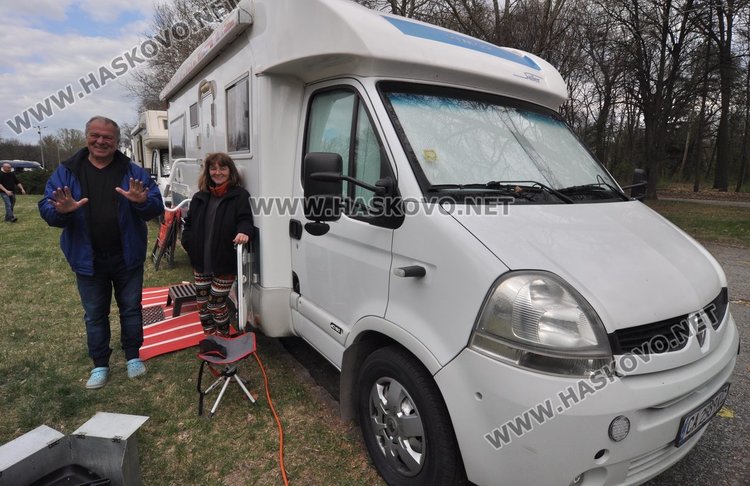 Семейство обиколи 40 държави с кемпер