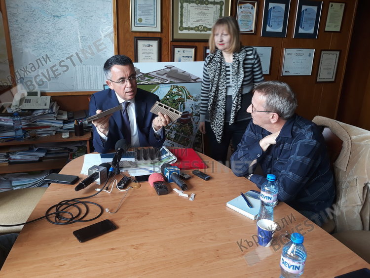 Кметът показва новият материал