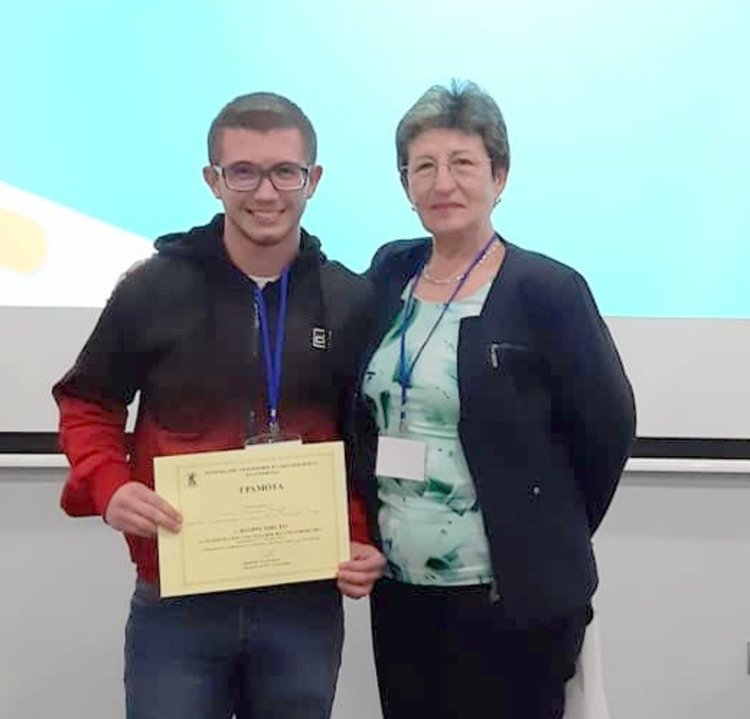 Гимназистът е щастлив с постижението, за което получи грамота и парична награда, а преподавателката му му Милена Филипова е горда с отличното представяне на Златко