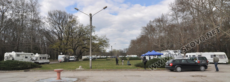 Семейство обиколи 40 държави с кемпер