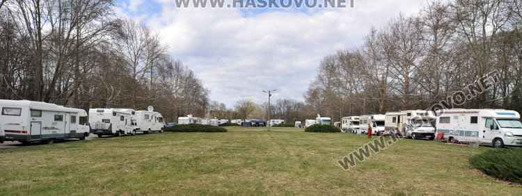 Семейство обиколи 40 държави с кемпер