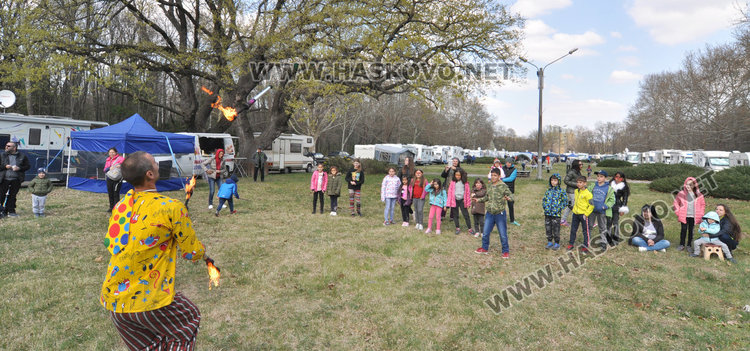 Рекордно дълга софра във втория ден на събора на кемперистите