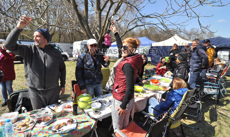 Рекордно дълга софра във втория ден на събора на кемперистите