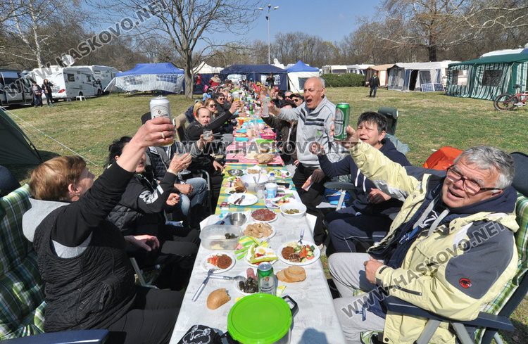 Рекордно дълга софра във втория ден на събора на кемперистите