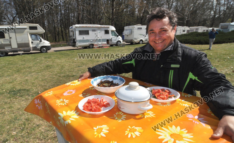 Рекордно дълга софра във втория ден на събора на кемперистите