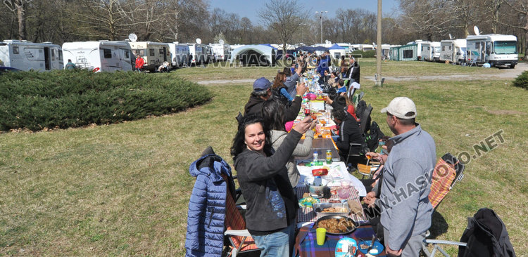 Рекордно дълга софра във втория ден на събора на кемперистите