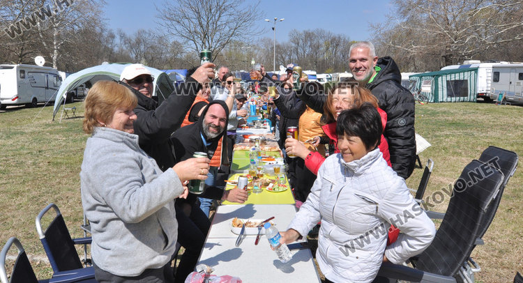 Рекордно дълга софра във втория ден на събора на кемперистите