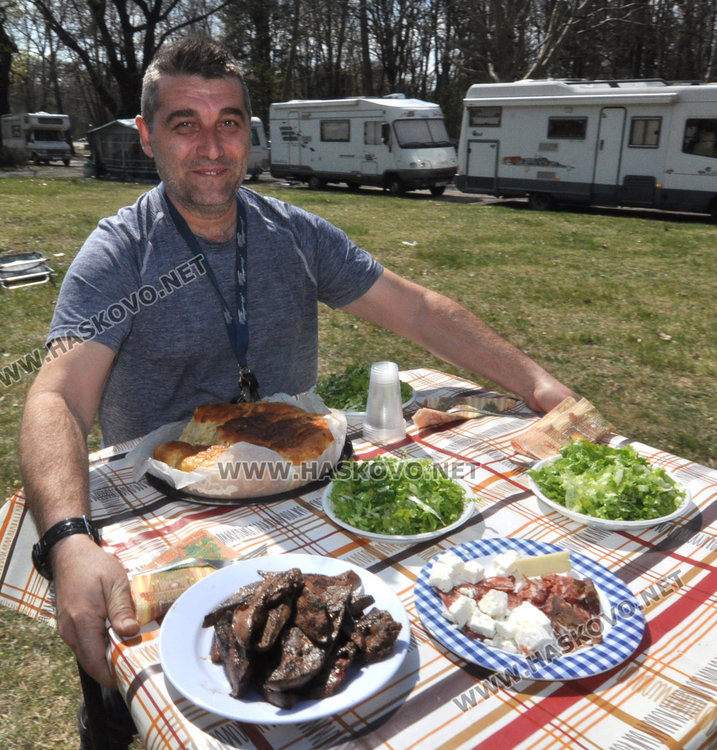 Рекордно дълга софра във втория ден на събора на кемперистите