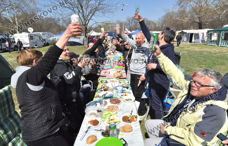 Рекордно дълга софра във втория ден на събора на кемперистите