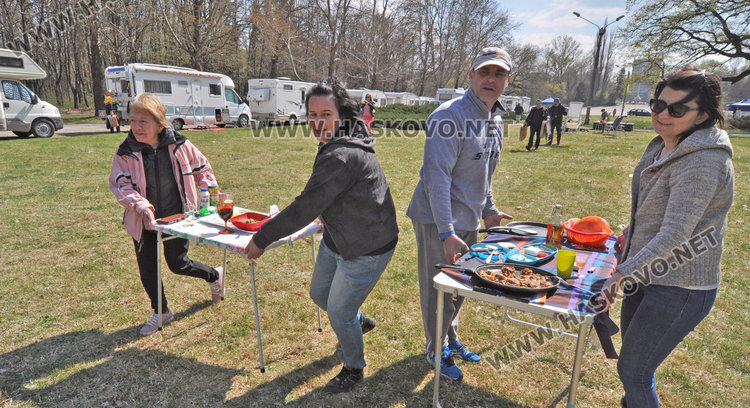 Рекордно дълга софра във втория ден на събора на кемперистите