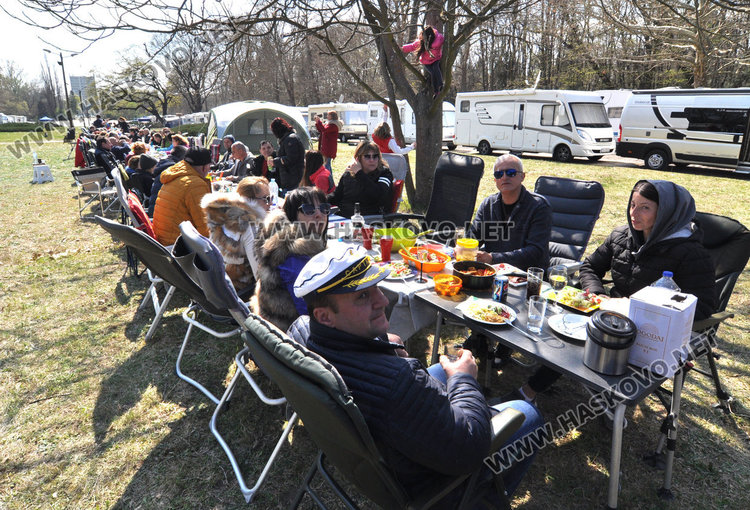 Рекордно дълга софра във втория ден на събора на кемперистите