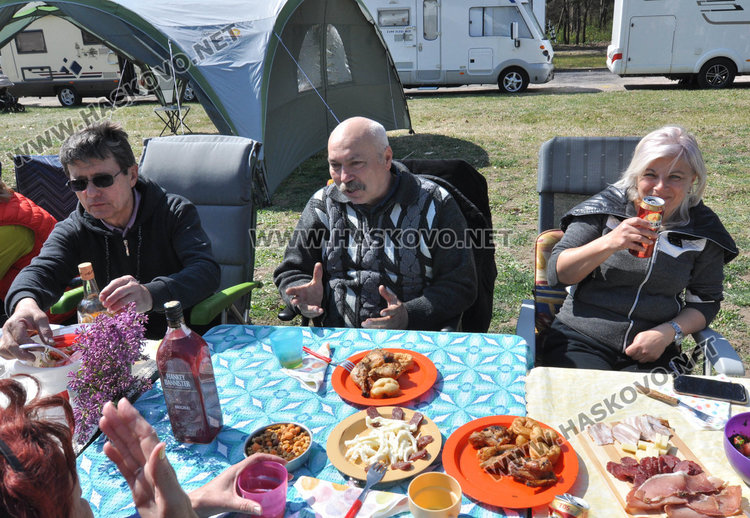 Рекордно дълга софра във втория ден на събора на кемперистите