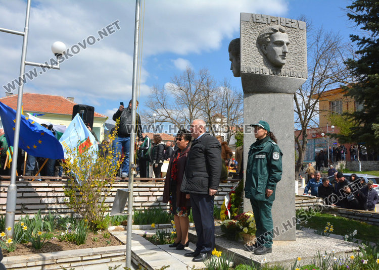 Стотици сведоха глава пред паметника на загиналите герои граничари