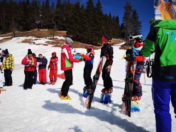 Шампионът Радо Янков направи състезание за децата на родния си град, баща му изработи "медалите" от дърво