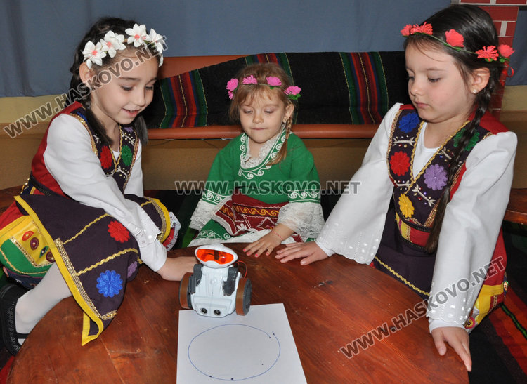 Учат деца на координация с робот в градина "Слънце"