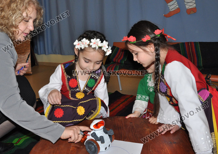 Учат деца на координация с робот в градина "Слънце"