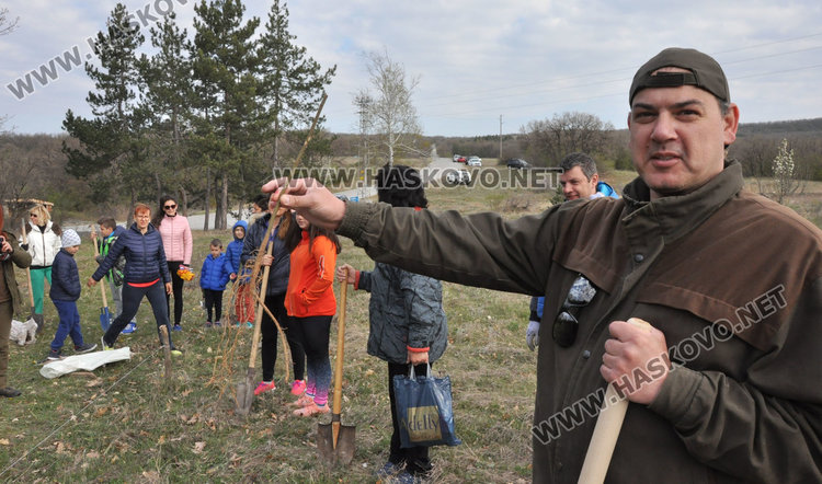Доброволци засадиха 200 акации в Хасковско