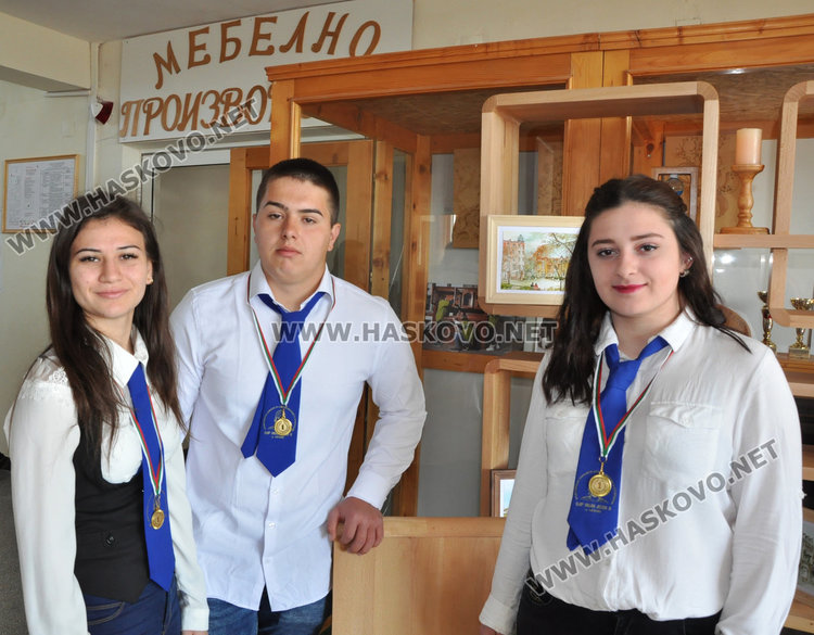 Златни медали за ученици от Царската гимназия за стилни мебели и дърворезба