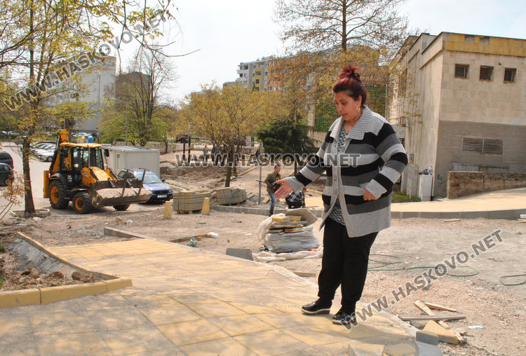 Жалват се от стръмни тротоари, изградени по проект в Орфей