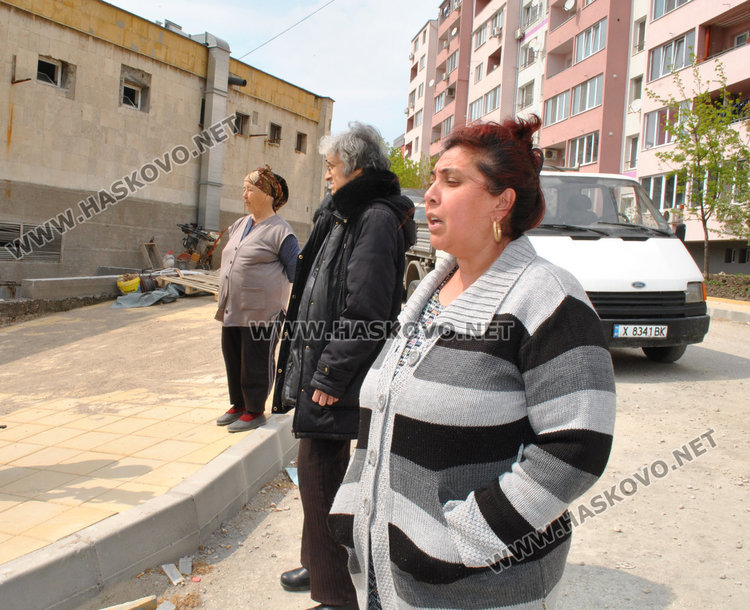 Жалват се от стръмни тротоари, изградени по проект в Орфей