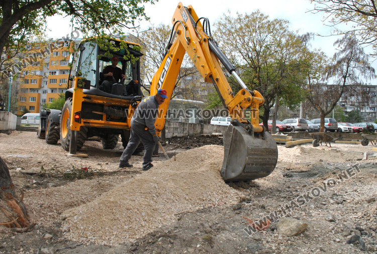 Жалват се от стръмни тротоари, изградени по проект в Орфей