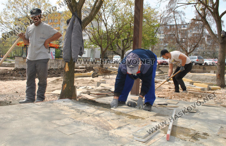 Жалват се от стръмни тротоари, изградени по проект в Орфей