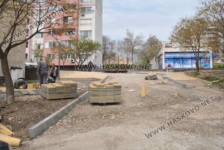 Жалват се от стръмни тротоари, изградени по проект в Орфей