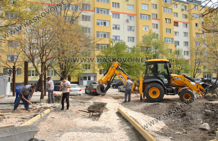 Жалват се от стръмни тротоари, изградени по проект в Орфей