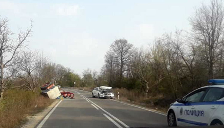 Мерцедес обърна трактор, двама пострадаха
