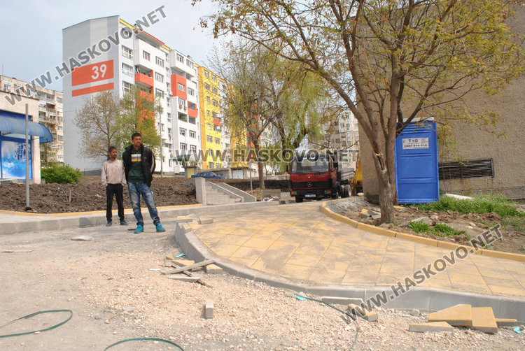 Жалват се от стръмни тротоари, изградени по проект в Орфей