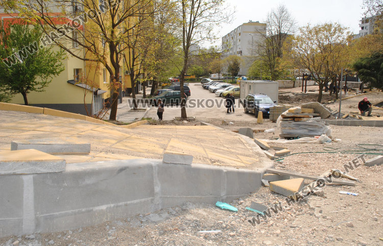 Жалват се от стръмни тротоари, изградени по проект в Орфей