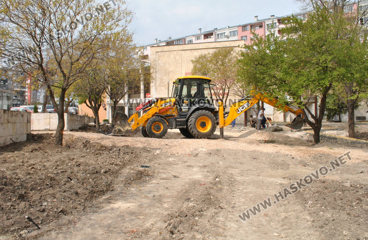 Жалват се от стръмни тротоари, изградени по проект в Орфей
