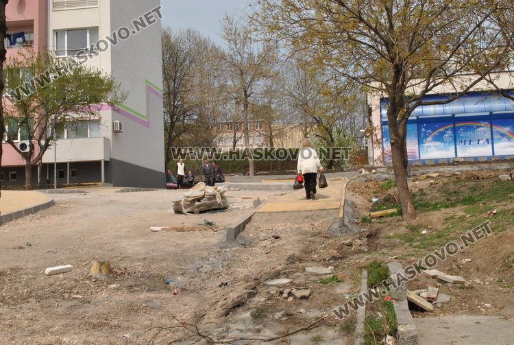 Жалват се от стръмни тротоари, изградени по проект в Орфей