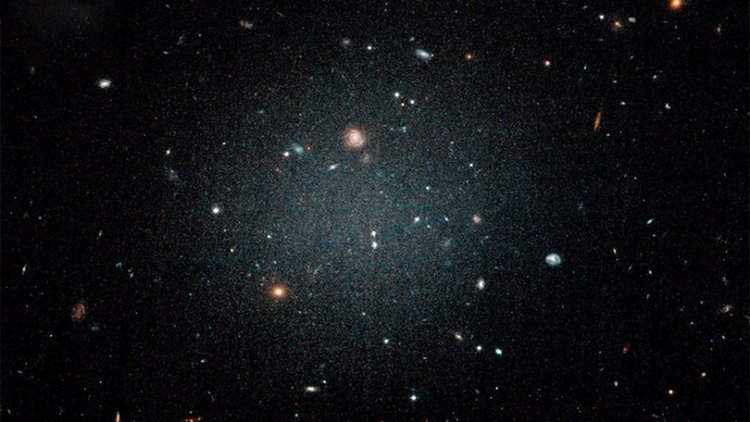 Галактиката DF2. Сн.: NASA, ESA, and P. van Dokkum / Yale University