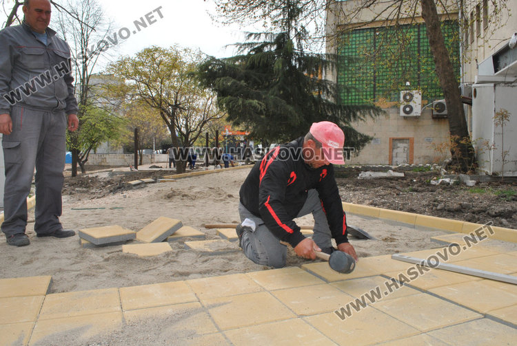 Жалват се от стръмни тротоари, изградени по проект в Орфей