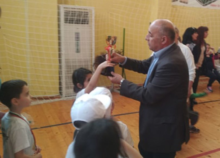 80 деца и родители се забавляваха в спортен празник