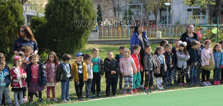 Кметът Иво Димов и децата от ДГ "8-ми март" засадиха дръвчета в двора на градината