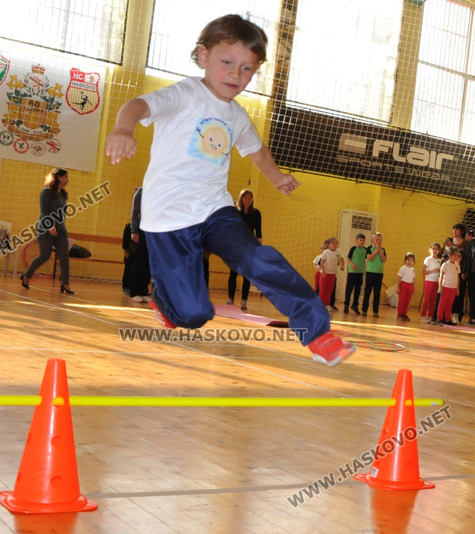 80 деца и родители се забавляваха в спортен празник