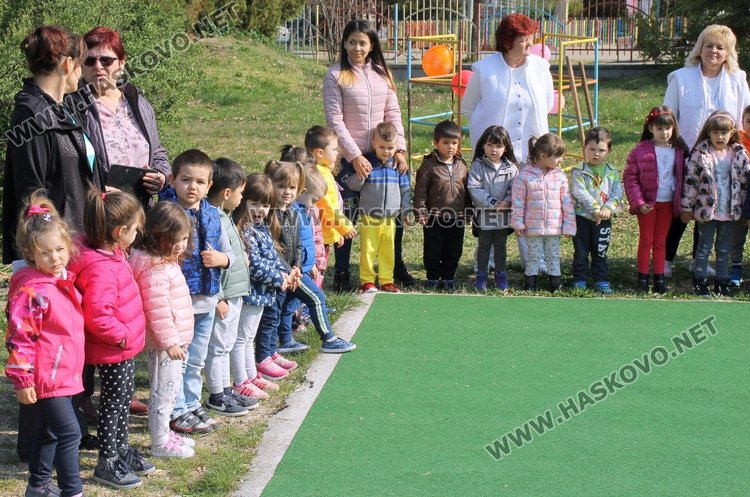 Кметът Иво Димов и децата от ДГ "8-ми март" засадиха дръвчета в двора на градината