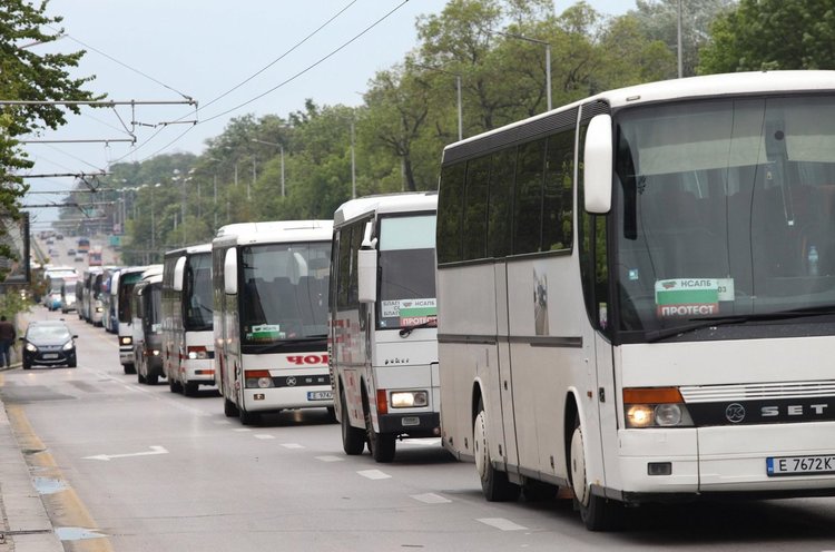 Автобусните билети поскъпват с до 30% заради "безумна тол такса"
