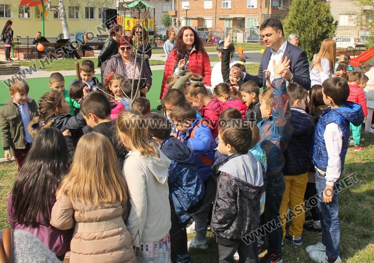 Кметът Иво Димов и децата от ДГ "8-ми март" засадиха дръвчета в двора на градината