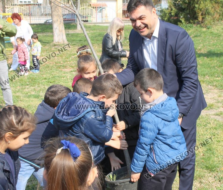 Кметът Иво Димов и децата от ДГ "8-ми март" засадиха дръвчета в двора на градината