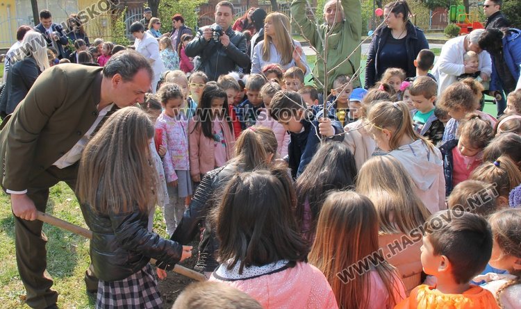 Кметът Иво Димов и децата от ДГ "8-ми март" засадиха дръвчета в двора на градината